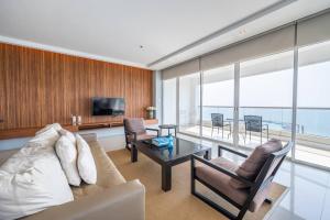 纳仲天Ocean Portofino/Luxury2BR/153SQM的客厅配有沙发和桌子
