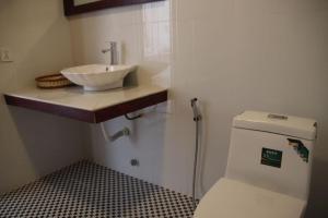 贡布Kampheak Roath Bungalows的一间带水槽和卫生间的小浴室