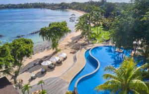 巴拉克拉瓦The Westin Turtle Bay Resort & Spa, Mauritius的享有海滩和游泳池的空中景致