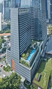 新加坡Sofitel Singapore City Centre的享有高楼空中美景,设有游泳池