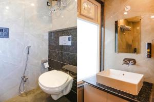 诺伊达FabExpress F9 Noida Sector 27的浴室的两张照片,配有卫生间和水槽