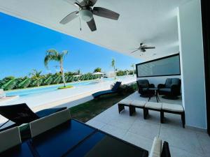 Beach, Golf, Casino & Infinity Pool condo in Hard Rock, Punta Cana Área, Cana Rock Star内部或周边的泳池