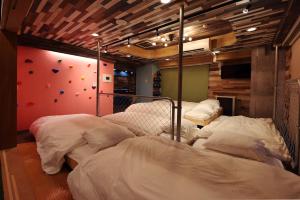 札幌MolinHotels501 -Sapporo Onsen Story- 1L2Room W-Bed4&S-6 10persons的一间卧室设有两张床和攀岩墙
