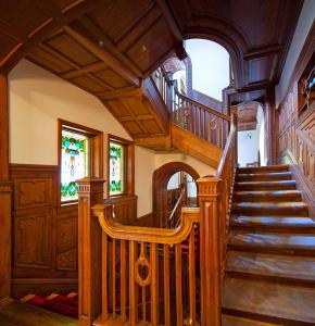 上海衡山马勒别墅饭店的木制螺旋楼梯,位于带木制天花板的房子内