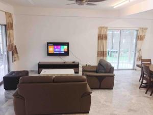 蕉赖4R4B 1-15 PAX CORNER HOUSE CHERAS的带沙发和平面电视的客厅