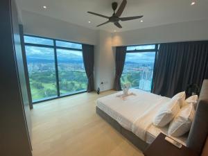 吉隆坡MOONWAY SUITES At EATON KLCC的一间卧室配有一张带吊扇和大窗户的床。