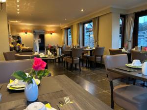 泽布吕赫阿特拉斯酒店的一间带桌椅的用餐室和一间餐厅