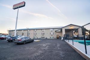 肯纳威克Kennewick Inn & Suites Tri Cities的停车场,停车场停在大楼前