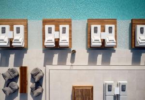 帕诺尔莫斯卡里莫斯Kantouni Beach Boutique Hotel的墙上一排白色厕所