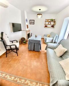 伊斯坦Casa Rural Manantial de las Jaras的客厅配有沙发和桌子