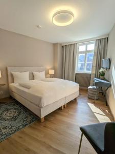 班贝格Hotel Martin am Dom的卧室设有一张白色大床和一扇窗户。