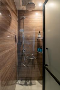 那霸Prince Smart Inn Naha的带淋浴的浴室(带木墙)