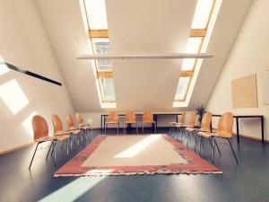 托特莫斯Europäisches Gäste- und Seminarhaus的一间空房间,地板上摆放着椅子和地毯
