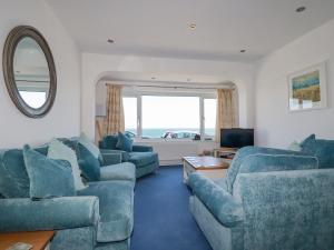 梅瓦吉西Sea View的客厅配有蓝色的家具和大窗户