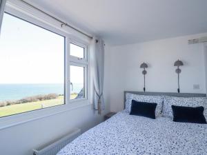 梅瓦吉西Sea View的一间卧室设有一张床和一个大窗户