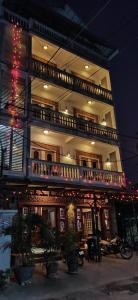 暹粒Beat Hotel Siem Reap的一座大型建筑,上面设有阳台