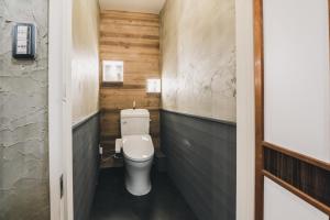 高松コトリ コワーキング&ホステル高松的一间小浴室,内设卫生间