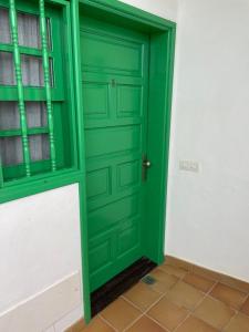 科斯塔特吉塞Reby Bastian Beach的白色墙壁的房间里,绿色的门