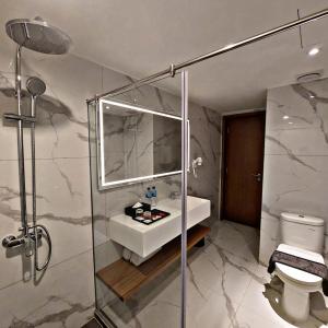 北干巴鲁格兰德兹瑞皮卡巴鲁酒店的一间带水槽、淋浴和卫生间的浴室