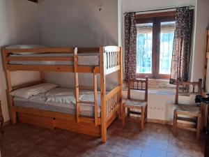 瓜迪克斯La Casona de la Luz的客房设有两张双层床和一扇窗户。