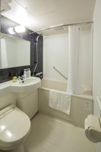 福冈Hotel Grand View Fukuoka-Kuko的白色的浴室设有卫生间和水槽。