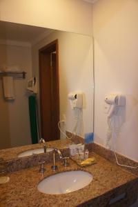 阿拉拉夸拉阿拉拉夸拉康福特酒店的一间带水槽和镜子的浴室