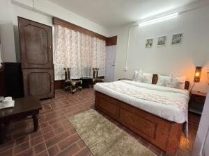甘托克Monratino Ridge View的一间卧室,卧室内配有一张大床