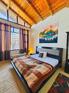 拉尼凯特Meraki - Entire 3BHK Villa With Himalayan Views的一间卧室,卧室内配有一张大床