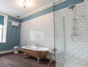 马特洛克Oakhill的带浴缸和玻璃淋浴间的浴室。