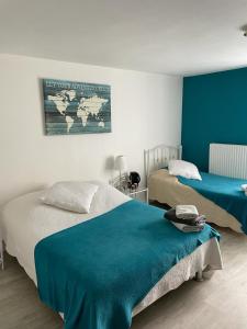 丰特奈·特雷西尼le relais的一间卧室设有两张床和蓝色的墙壁