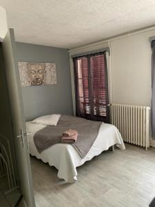 丰特奈·特雷西尼le relais的一间卧室设有一张床和一个大窗户