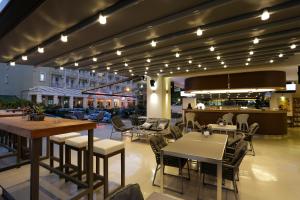 马尔马里斯Aurasia Deluxe Hotel的一间带桌椅的餐厅和一间酒吧