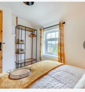 布里奇诺斯Bernards Hill的一间卧室设有一张床和一个窗口