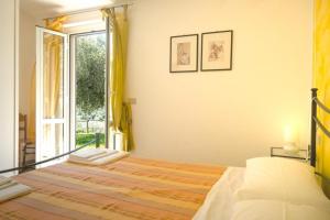 马萨马里蒂马Agriturismo Baia degli Ulivi的一间卧室设有一张床和一个大窗户