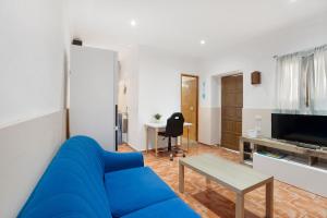 FasniaFinca Lucrecia的客厅配有蓝色的沙发和桌子