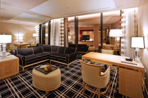 台中市台中林酒店的酒店客房配有沙发和桌椅