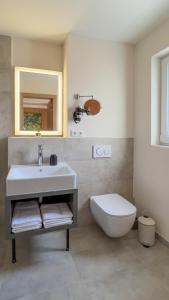 维梅河畔罗滕堡Hotel fine art的浴室配有白色水槽和卫生间。