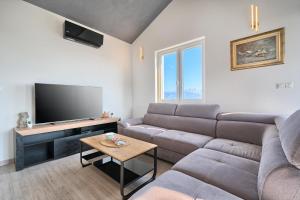 斯拉汀Aquamarin - Premium Seaview Apartment的带沙发和平面电视的客厅