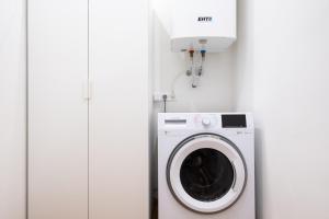 格拉茨MH Living - 39 - Scandinavian Living Dream in Center的光线充足的客房内的洗衣机
