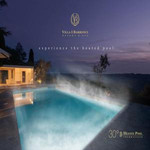 瓦尔的圣卡西亚诺维拉埃巴罗恩斯Spa度假酒店的夜间游泳池,用酒地解释温水游泳池