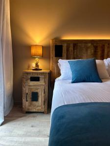 布鲁纳特Hotel Paradiso Como的一间卧室配有一张床和一张带台灯的桌子