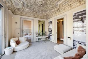 巴塞罗那El Palauet Royal Suites的客厅设有格子天花板和沙发