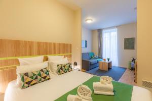 南特南特中心城市便捷公寓酒店的一间带大床的卧室和一间客厅