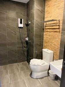 Ban Mut Dok KhaoTerminal 58的一间带卫生间和淋浴的浴室