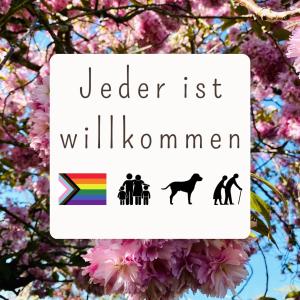 费马恩Feriengut Neuhof的彩虹标志,一群人和一棵树