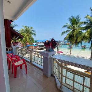 瓜隆岛ISLANDS BOUTIQUE Koh Rong的一个带椅子的阳台,享有海滩美景