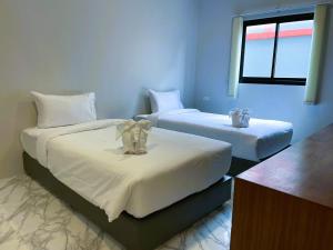 Ban Mut Dok KhaoTerminal 58的一间卧室设有两张带白色床单的床和窗户。
