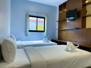 Ban Mut Dok KhaoTerminal 58的酒店客房设有两张床和窗户。
