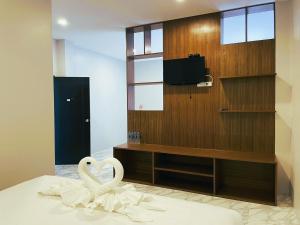 Ban Mut Dok KhaoTerminal 58的两个白天鹅坐在一个房间里的床边