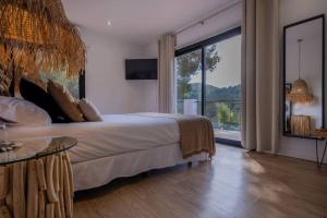 伊维萨镇Villa Venus的一间卧室设有一张大床和一个大窗户